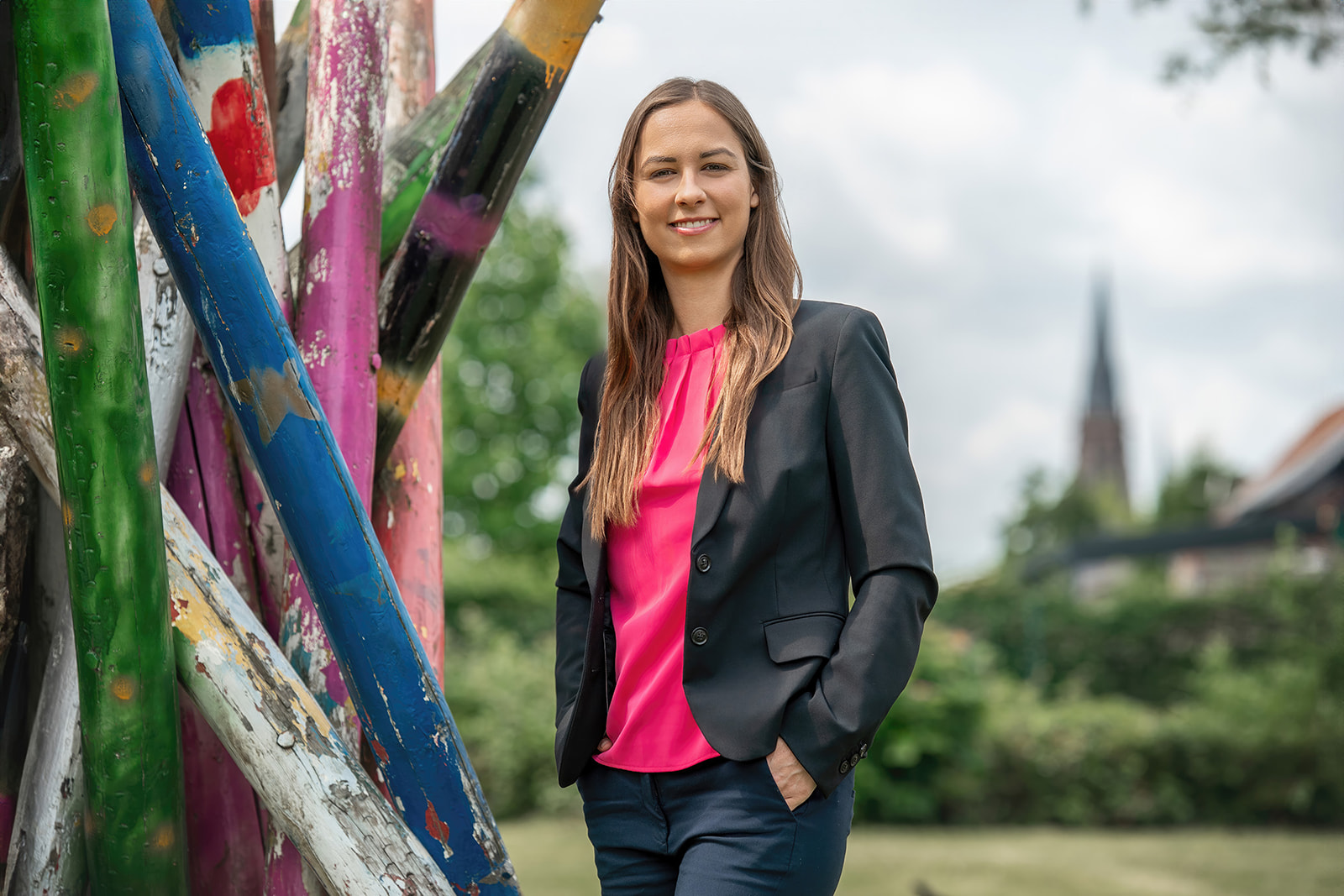Die Bürgermeisterkandidatin steht selbstbewusst vor der Statue der Europaschule.
