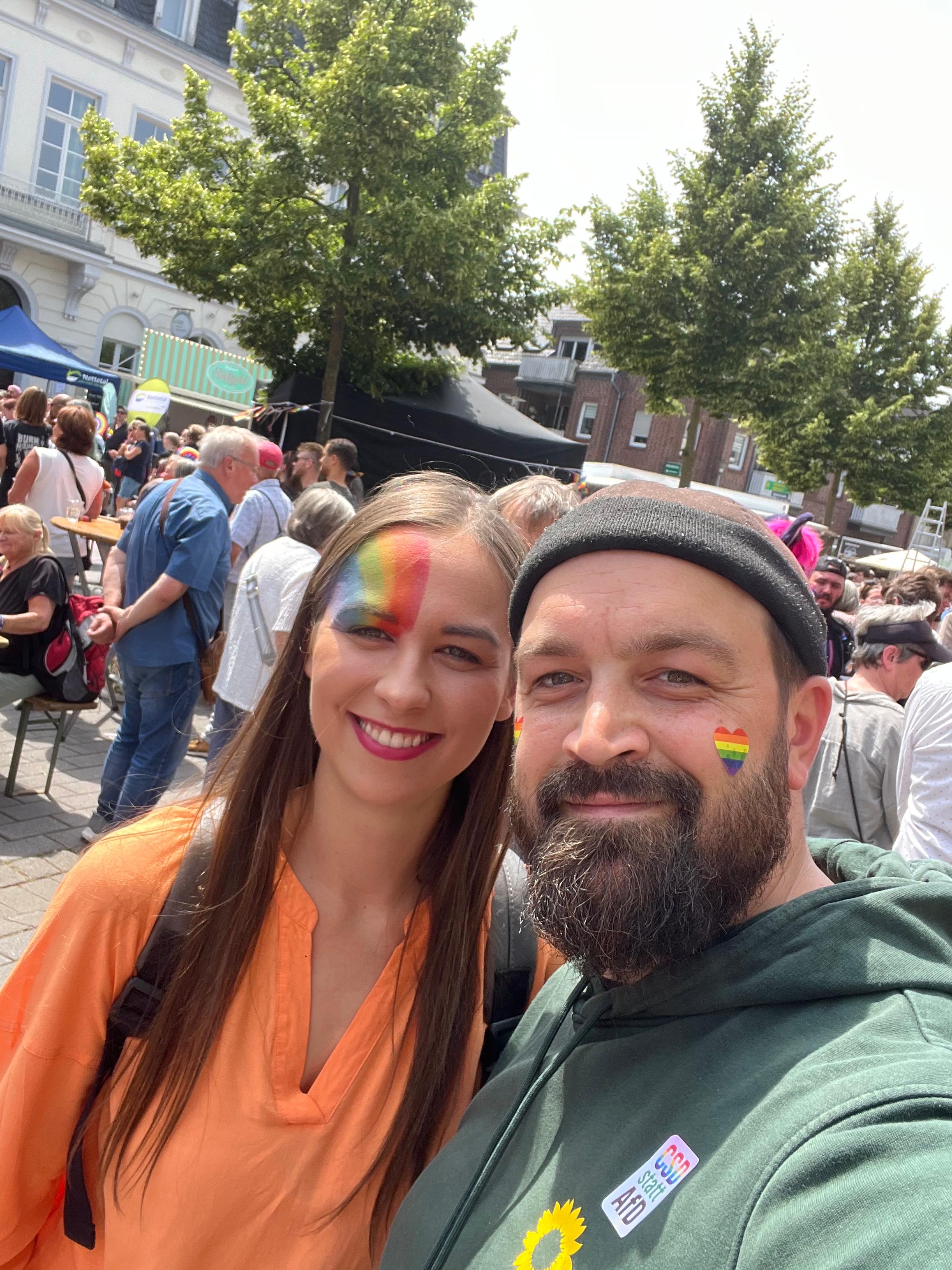 Die Bürgermeisterkandidatin auf dem Christoper-Street-Day in Lobberich mit solidarischem Make-Up in Regenbogenfarben. Daneben Jan Vander mit Regenbogenherz auf der Wange.